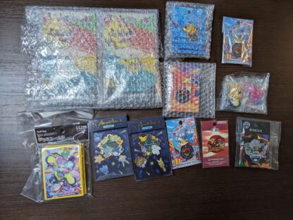 Key rings and pins set with figures and books - Image 2