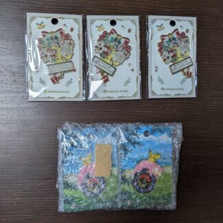 Pins and key rings set with trading card and stickers